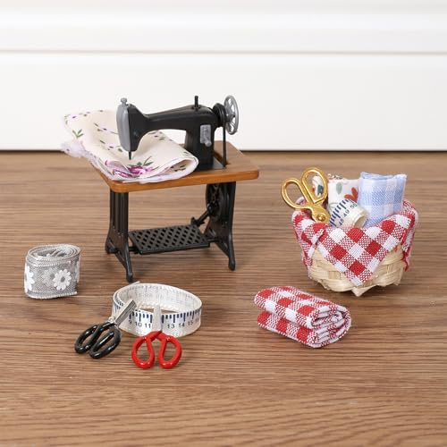 Festicy Wichtels kleine Nähstube, Kreatives Wichtel Zubehör, 13-teilig | Nähmaschine, Stoffe, Scheren, Maßband und Korb in Miniatur für Wichtelhaus, Wichteltür und Weihnachten