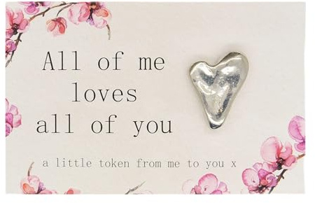 All of Me Loves All of You, Herz-Zeichen auf Nachrichtenkarte, handgegossen aus feinem Zinn, von William Sturt