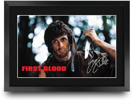 HWC Trading Rambo First Blood Scene 2 Geschenke Geducktes Signiertes Autogramm Foto für Fans von Film Memorabilien - A3 Gerahmt