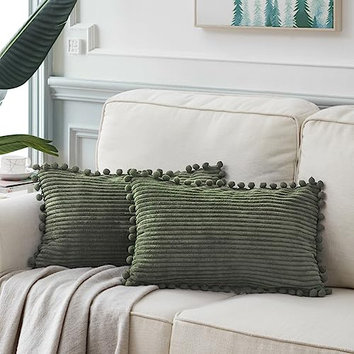 Fancy Homi Lendenkissenbezüge mit Pompons, rechteckig, einfarbig, weiche Kordsamt-Kissenbezüge für Couch, Schlafzimmer, Sofa, 30 x 50 cm, Olivgrün, 2 Stück