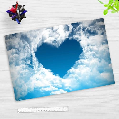 Schreibtischunterlage für Kinder und Erwachsene – “Ein Herz aus Wolken“ – aus erstklassigem Vinyl (Kunststoff) – 60 x 40 cm – Rutschfeste Schreibunterlage – Made in Germany