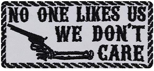 NO ONE LIKES US - WE DON'T CARE Biker Aufnäher mit Stickerei Aufbügler Gun Patch Geschenk zum aufbügeln DIY Applikation für Motorrad/Kutte - weiß - 100x45mm