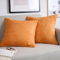 Blumtal 2er Set Kissenbezug 50x50 cm Orange – Kord Kissenhülle mit verstecktem Reißverschluss, weiche Cord Kissenbezüge - für Deko-Kissen Polster Sofakissen Zierkissen & Couchkissen