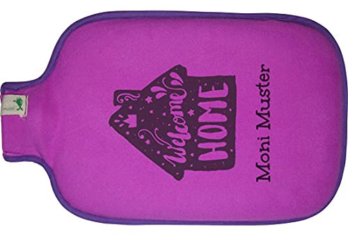 Hugo Frosch Wärmflasche mit Namen - personalisiert - Motiv Welcome home - viele Farben & Motive – Wärmflasche - beere - Größe 19,5 x 31,5 cm - persönliches Geschenk mit Wunsch-Motiv und Wunsch-Name