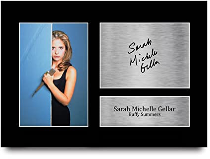 HWC Trading A4 Sarah Michelle Geller Buffy the Vampire Slayer Geschenke Gedrucktes Signiertes Autogramm Foto für Fans von Fernsehshows