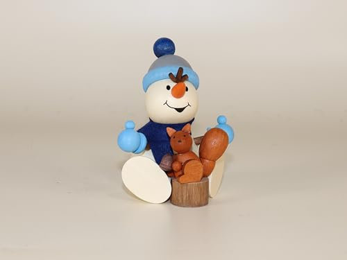 Kunsthandwerk Ullrich Miniaturfigur Schneemann mit Eichhörnchen BxH 6,5x8,3cm NEU Holzfigur Schneemensch Schneekönig Tischfigur