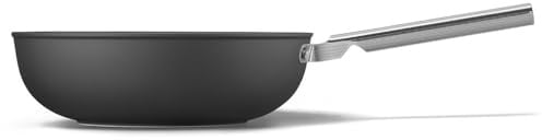 Smeg, Wok Antiaderente WOF3002BLM, Diametro 30 cm, Rivestimento Ceramico senza PFAS, Manico Ergonomico in Acciaio Inox, per Tutti i Piani Cottura, fino a 250° in Forno, Capacità 6,6 L, Nero Opaco