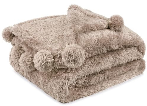 PAVILIA Sherpa-Überwurfdecke für Couch, warme Plüsch-Pom-Decke, Überwurf für Doppelbett, flauschige Sofadecke für Bett, leichte, weiche, gemütliche, flauschige Decke mit Pompons, Taupe, 152 x 203 cm,