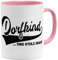 OM3® Dorfkind Tasse und stolz Drauf - mit Spruch - Statement | Keramik Becher | 325ml | Beidseitig Bedruckt | Rosa