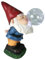 TIN DREAMS FACTORY | Zuträgergnom mit Solarlicht – Dekorative Gartenfigur aus Harz – Gartenzwerg mit leuchtender Blase und LED – Lustiger Schmuck für Garten, Terrasse und Balkon