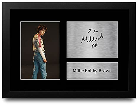 HWC Trading Millie Bobby Brown Fremde Dinge Elf Geschenke gedruckt Autogramm Bild für TV-Fanartikel Fans - A4 Eingerahmt