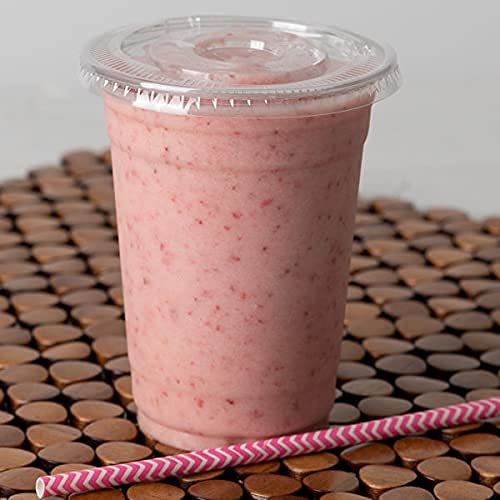 [16 onzas – 12 juegos] Vasos grandes de plástico transparente para bebidas frías con tapas planas ranuradas para café helado, batidos de té y batido de burbujas Boba sin BPA, 12 tazas de PET y 12