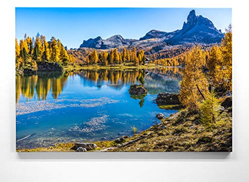 BilderKing Atemberaubende Leinwand Herbstbilder - Bergsee Dolomiten - als 120x80cm großes XXL Leinwandbild. Wandbild als Hintergrund und Deko für Wohnzimmer & Schlafzimmer. Aufgespannt auf Holzrahmen