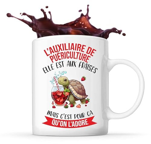 Planetee Mug l'auxiliaire de puériculture Elle est aux fraises | Tasse Métier Collègue Cadeau Travail Boulot Départ Retraite