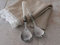 ChicAntique Jeu de 2 couverts à salade Avec manche d’aspect nacre décoré Aspect rétro shabby nostalgique