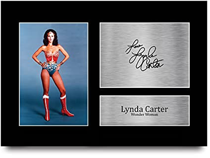 HWC Trading A4 Lynda Carter Original Wonder Woman Geschenke Gedruckt Signiert Autogramm Bild Für Fernsehshow Fans