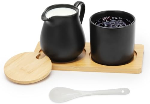 CEWROM Milch und Zucker Set mit Deckel und Löffel, Milchkännchen Keramik und Zuckerdose mit Holz Tablett, Sahnekännchen Milchbehälter, Spülmaschinen und Mikrowellengeeignet (Schwarz)