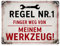 Regel Nr. 1 - Finger weg von meinem Werkzeug Metallschild XXL in 28x38 cm Vintage-Design Schraubenschlüssel Schraubendreher