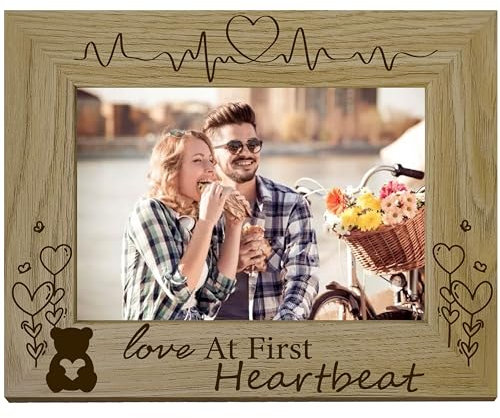 CREATCABIN Love at First Heartbeat-Bilderrahmen Aus Holz,Fotorahmen Mit Gravur,Display Aus Holz,Tischplatte,Postkartenrahmen,Paare,Valentinstag Zum Aufhängen,Wand,Galerie,Zuhause,21.8x16.8cm