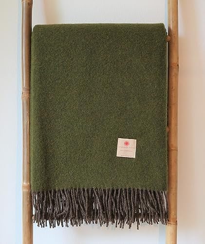 100% Lammwolle Decke olive 140x200cm fein verarbeitet für die Couch, das Sofa oder als Tagesdecke, abgesetzte Rückseite und Fransen, skandinavischer Sti in klassischen Farben (olive grün)