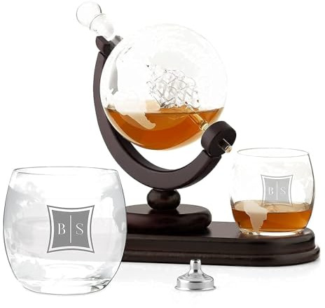 Maverton Whisky Karaffe mit Gravur, Globus mit Schiff, 850 ml + 2 Gläser | 2Er Whiskygläser Set, Whisky Decanter, Geschenk für Paare Eltern, personalisiert, Buchstaben