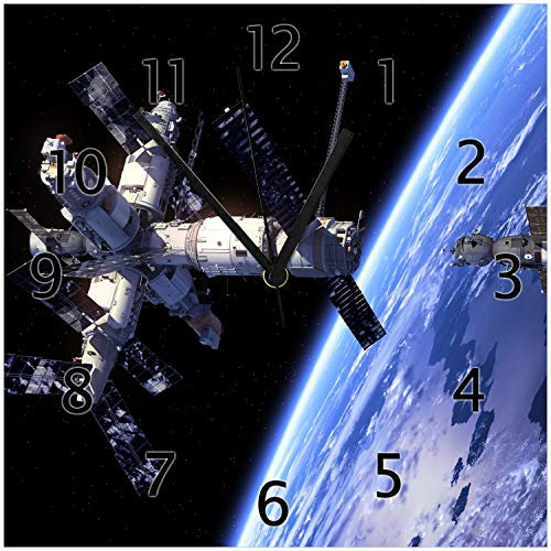 Wallario Design-Wanduhr Raumfahrt - Raumstation und Raumschiff im Weltall aus Glas, Motiv-Uhr Größe 30 x 30 cm, Schwarze Zeiger