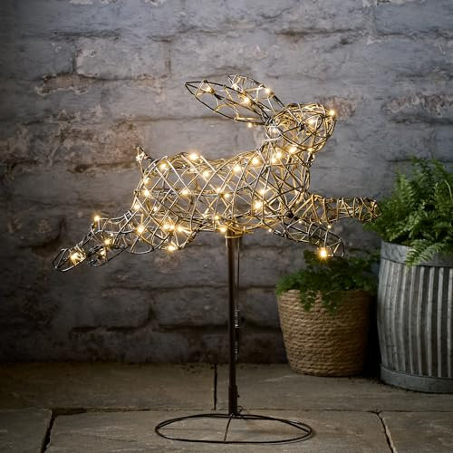 Lights4fun Springender Rattan-Osterhase mit insgesamt 60 warmweißen LEDs für den Innen und Außenbereich Garten Dekoration Ostern Beleuchtet Figuren mit Timer Bunny
