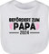 Shirtracer Baby Lätzchen - Geschenk Vatertag - Befördert zum Papa 2024 mit Fußabdrücken - schwarz/rosa - Unisize - Weiß - papatagsgeschenk du wirst vatertagsgeschenk daddy väter männertagsgeschenke