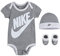 Nike Baby-Jungen Hat, Bodysuit and Bootie Three Piece Set Socken, Graue Sportbekleidung, 0-6 Monate
