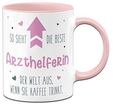Tassenbrennerei Tasse mit Spruch - So sieht die beste Arzthelferin der Welt aus, wenn sie Kaffee trinkt - Kaffeetasse lustig als Geschenk für Kollegen, Kollegin (Arzthelferin)