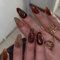 GlamRays Lot de 24 faux ongles à presser - Moyens - Amande - Marron - Avec papillons et rayures - Pour l'automne