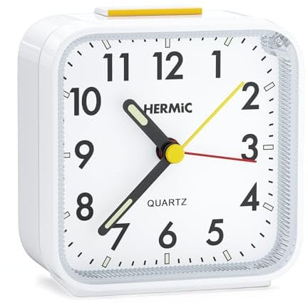 HERMIC Wecker Analog Ohne Ticken Wecker mit Licht, Batteriebetrieben, Lauter Alarm, Schlummerfunktion, Geräuschlos, Leuchtziffern Tragbarer Wecker Leise Klein Reisewecker für Tiefschläfer Weiß