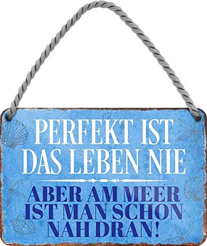 WOGEKA ART Retro Blechschild - Perfekt ist das Leben nie, aber am Meer - witziger Spruch Geschenk-Idee Geburtstag Weihnachten Dekoration 18x12 cm Vintage-Design Hänge-Schild HS357