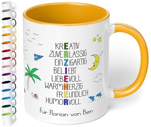 True Statements Dankeschön Kita Abschieds-Geschenk: Keramik-Tasse personalisiert „Erzieher - beliebt, liebevoll, warmherzig“ für Kindergarten - 330ml (Goldgelb)