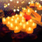 Aslanka Lot de 2000 pétales de rose artificiels et 24 bougies LED sans flamme en forme de cœur, bougies LED romantiques, pour Saint-Valentin, mariage, pétales artificiels (blanc chaud)