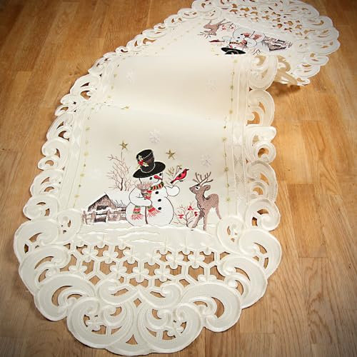 HanaQi Weihnachtstischläufer/Tischdeckchen Schneemann Rentier Winterlandschaft mit Durchbruchstickerei, Polyester, Ecru/Creme - Größe wählbar (ca. 38x108 cm, Oval)