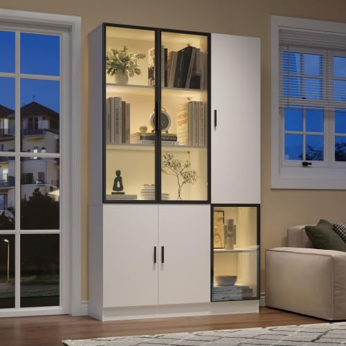 Glasvitrine Standvitrine mit LED-Beleuchtung & Fernbedienung, Vitrinenschrank 120 cm breit mit 3 Alurahmen-Glastüren & 10 Ablageflächen, schmaler Hochschrank (35 cm tief) aus MDF Weiß für Wohnzimmer