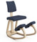 Variable Plus - Ikonischer Kniestuhl mit gepolsterter Rückenlehne - Natur Holz / 100 % recyceltes Polyester, blauer Qualitätsstoff