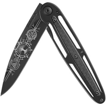 Thabora Couteau Acier Finition Titane Noir plaquette Centrale Carbone Motif «Runes Viking» Couteau Acier Finition Titane Noir plaquette Centrale Carbone Motif «Runes Viking»