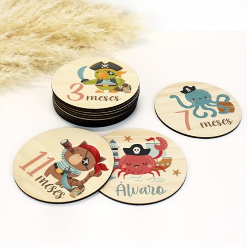 DEHOME - Placas Cumplemes Personalizadas con Nombre - Tarjetas Hito Bebé Madera Pino Natural 4mm - Impresión Directa sobre la madera - Regalo para Recién Nacido Hecho en España (Pirata)