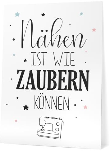 Papierschmiede® Bilder Home Kunstdruck 30x40 cm Spruch Poster Zuhause Schrift Bild Wanddeko in schwarz weiß, Sprüche für Wohnzimmer Büro Küche, Nähen ist wie zaubern können