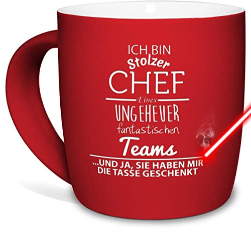 Tasse mit Gravur und Spruch - Stolzer Chef eines fantastischen Teams - Geschenk für den besten Chef, Keramik außen gummiert, Rot, 300 ml I Lasergravur
