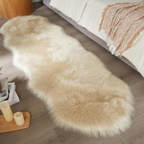 Ruedong Faux Fur Fell Teppich Beige 60x160 cm, Longhair Flauschiger Schaffell Teppich Lammfell Wohnzimmer Weicher Deko Maschinenwaschbar für Schlafzimmer Stühle Sofa
