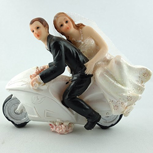 Shophaus24 Hochzeitspaar Figur auf Motorrad - Brautpaar Deko. L 9,5cm. 1 Stück
