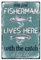 GLOBLELAND Vintage Fisher Wohnt Hier Metallschild 8×12 Zoll Retro Angeln Lustiges Zinnschild Türschild Zinnmalerei Kunsttafel Poster Wanddekor Für Zuhause Club Dekoration