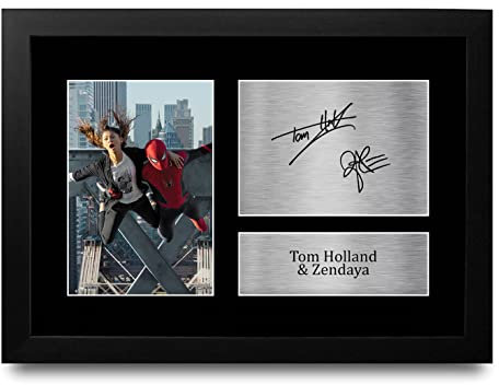 HWC Trading FR A4 Zendaya & Tom Holland Spider-Man MJ Geschenke Geducktes Signiertes Autogramm Foto für Fans von Film Memorabilien - A4 Gerahmt