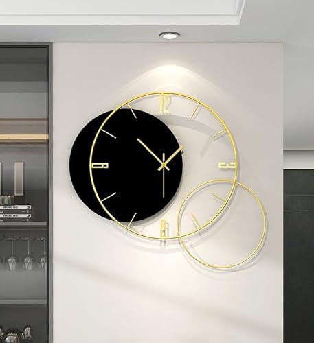 ClockUniverse Große schwarze und goldene Wanduhr – luxuriöse, übergroße 60 cm x 67 cm, Metall, dekorative Uhr für Wohnzimmer, Büro und Zuhause, moderne, geräuschlose, nicht tickende Quarz-Wanduhr
