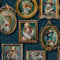 Imprimés d'animaux royaux dans des cadres photo dans des costumes de style victorien Papier peint parfait pour les murs d'accent, les chambres, bleu marine Holden 13791