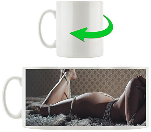 Stil.Zeit nackte Frau in Perlen eingewickelt auf dem Bett liegend, Motivtasse aus weißem Keramik 300ml, Tolle Geschenkidee zu jedem Anlass. Ihr Neuer Lieblingsbecher für Kaffe, Tee und Heißgetränke