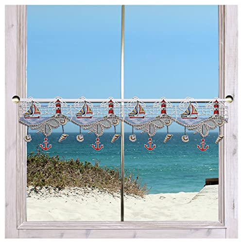 Maritime Feenhaus-Scheibengardine Meeresbrise | Badgardine mit Strandfeeling aus Vogtländischer Spitze - Kunstvoll gesticktes Urlaubsflair mit Leuchtturm, Segelboot, Muscheln Höhe x Breite 19 x 55 cm